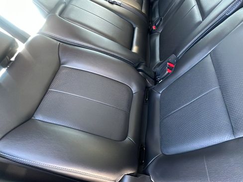 Used 2014 Ford F150 Lariat w/ Lariat Chrome Package image 18