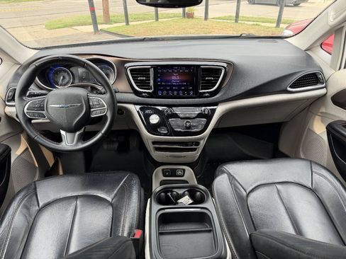 Used 2017 Chrysler Pacifica Touring-L w/ Tire & Wheel Group FWD image 9