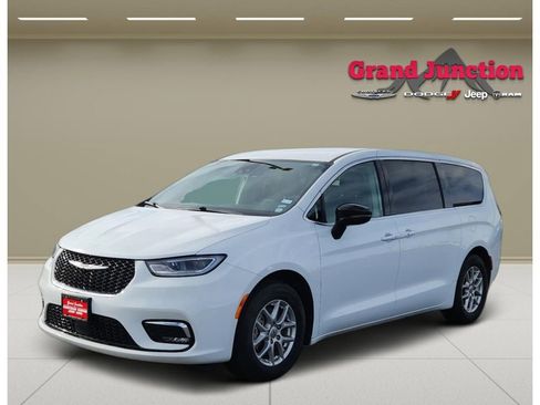 Used 2024 Chrysler Pacifica Touring-L FWD image 2