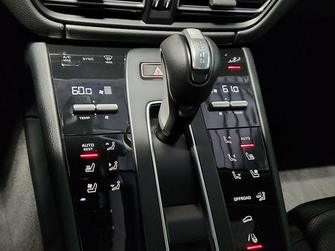 Certified 2026 Porsche Macan AWD/4WD image 16