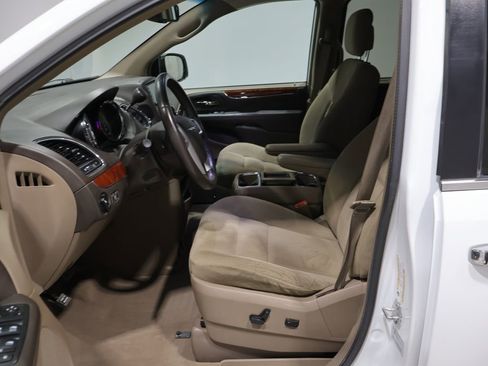 Used 2015 Chrysler Town & Country Touring w/ Driver Convenience Group FWD image 11