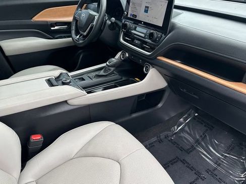Certified 2024 Toyota Grand Highlander AWD image 21
