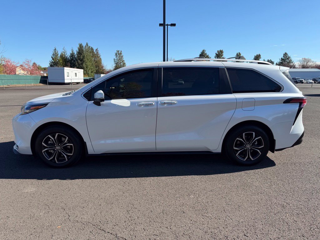 Used 2025 Toyota Sienna Platinum AWD/4WD image 5