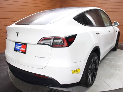 Used 2022 Tesla Model Y Long Range image 18