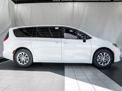 New 2026 Chrysler Pacifica Limited w/ Uconnect Theater Family Group