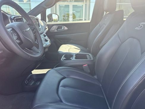 Used 2024 Chrysler Pacifica Limited FWD image 18