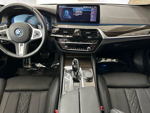 Used 2023 BMW 530e w/ M Sport Package image 28