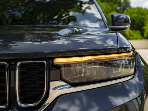 Used 2022 Jeep Grand Cherokee Limited RWD image 11