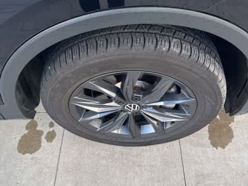 Certified 2022 Volkswagen Tiguan SE image 4