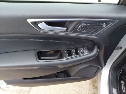Used 2019 Ford Edge Titanium image 28