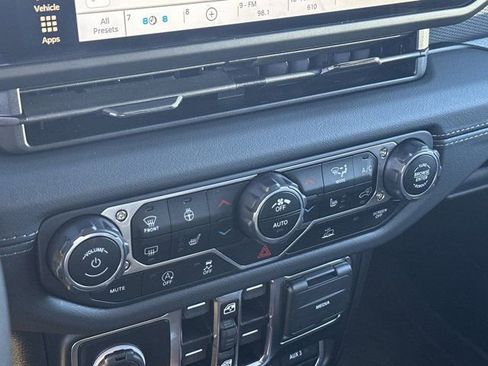 Certified 2024 Jeep Wrangler Unlimited Rubicon w/ XTREMEE 35" Tire Package image 33