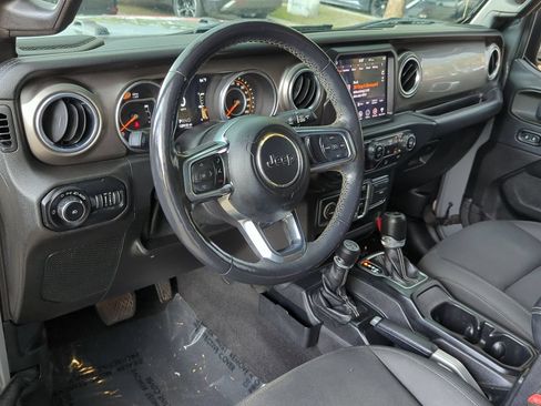 Used 2018 Jeep Wrangler Unlimited Sahara AWD/4WD image 9