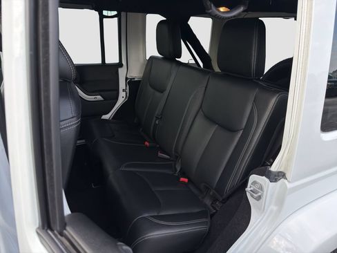 Used 2017 Jeep Wrangler Unlimited Sahara w/ Connectivity Group AWD/4WD image 13