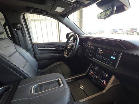 Used 2024 GMC Yukon XL Denali w/ Denali Reserve Package RWD image 13