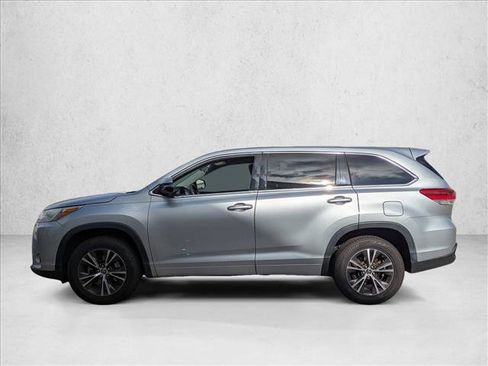 Used 2018 Toyota Highlander LE image 8