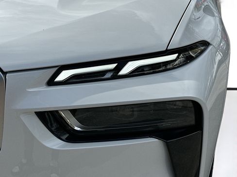 Used 2025 BMW X7 M60i image 33