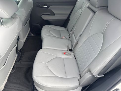 Used 2021 Toyota Highlander XLE image 14