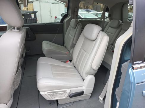 Used 2009 Chrysler Town & Country Touring image 8