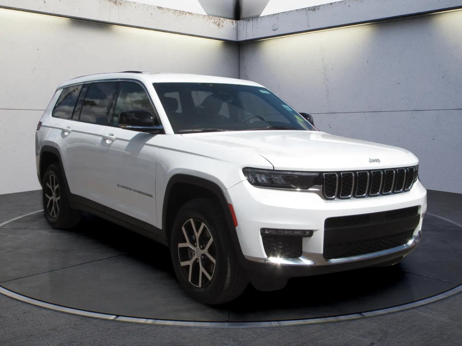 Used 2025 Jeep Grand Cherokee L Limited AWD/4WD image 2