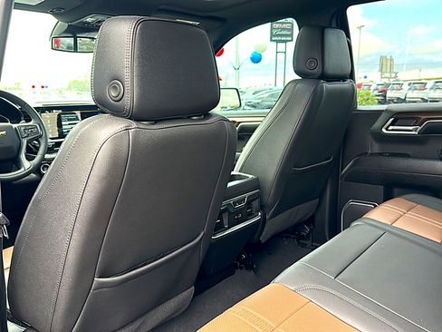 Used 2024 Chevrolet Silverado 1500 High Country w/ High Country Premium Package AWD/4WD image 18