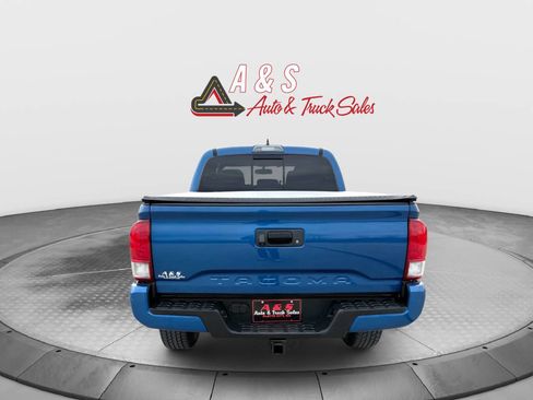 Used 2017 Toyota Tacoma TRD Sport image 4