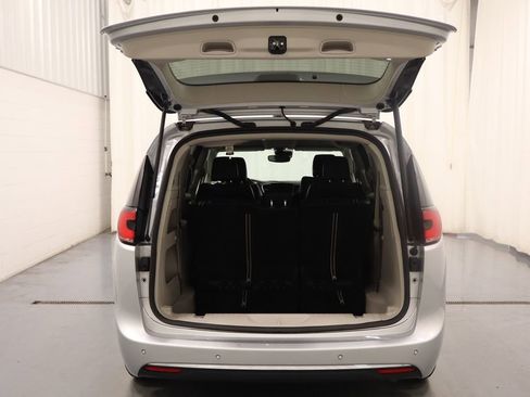 Used 2024 Chrysler Pacifica Touring-L image 19