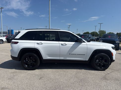 Used 2024 Jeep Grand Cherokee Limited w/ Black Appearance Package AWD/4WD image 4