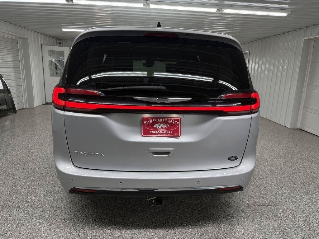 Used 2023 Chrysler Pacifica Touring-L FWD image 5