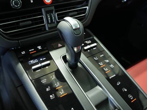 Certified 2025 Porsche Macan AWD/4WD image 19
