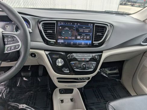 Used 2024 Chrysler Pacifica Touring-L FWD image 3