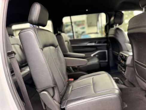 Used 2024 Jeep Wagoneer Series III AWD/4WD image 17