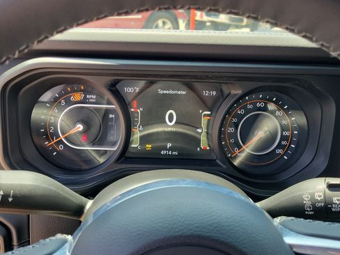 Used 2026 Jeep Wrangler Unlimited Sahara AWD/4WD image 25
