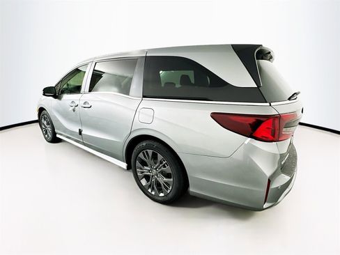 Used 2025 Honda Odyssey Touring image 3