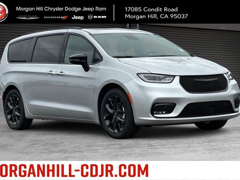 New 2026 Chrysler Pacifica Limited w/ Uconnect Theater Family Group FWD image 1