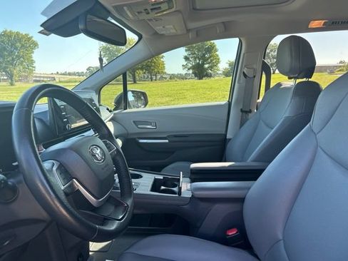Used 2021 Toyota Sienna XLE w/ XLE Plus Package FWD image 11