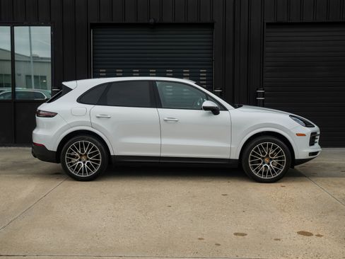 Certified 2022 Porsche Cayenne Platinum Edition image 13