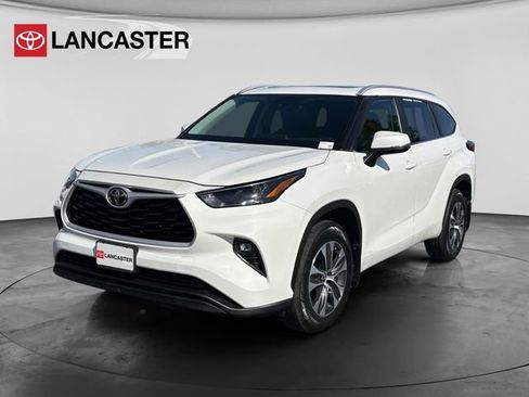 Used 2023 Toyota Highlander XLE AWD/4WD image 3