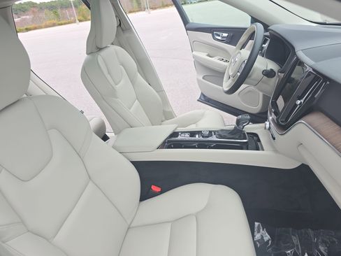 Used 2021 Volvo XC60 T5 Momentum w/ Premium Package image 10