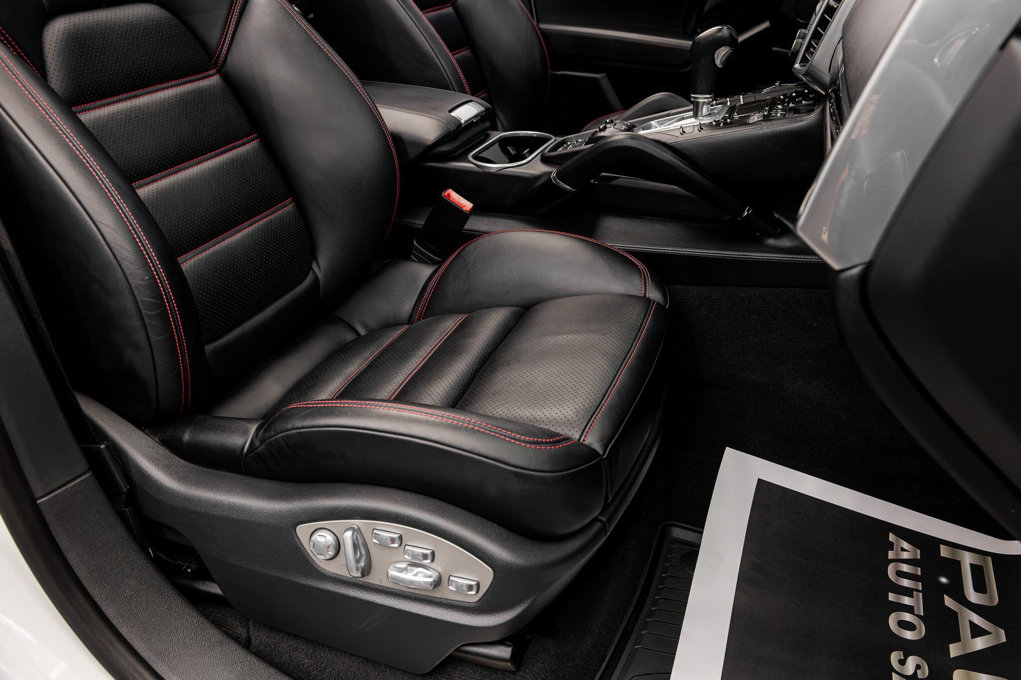 Used 2014 Porsche Cayenne Turbo S AWD/4WD image 30