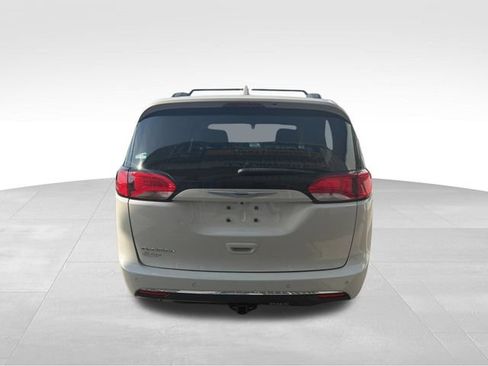 Used 2020 Chrysler Pacifica Touring w/ Tire & Wheel Group FWD image 7