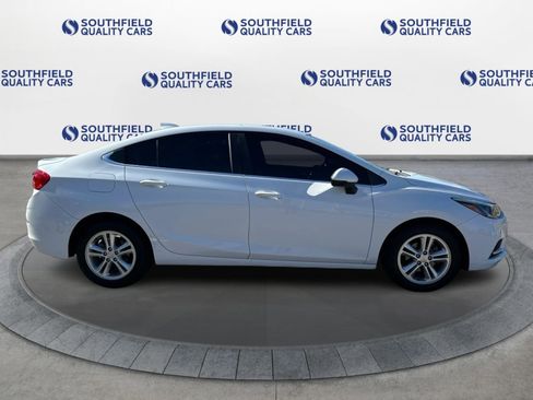 Used 2017 Chevrolet Cruze LT image 8