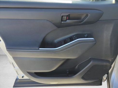 Used 2022 Toyota Highlander LE image 7