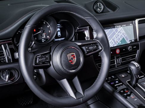 Certified 2025 Porsche Macan image 18