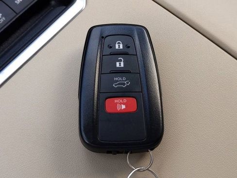Used 2020 Toyota Highlander Limited FWD image 30