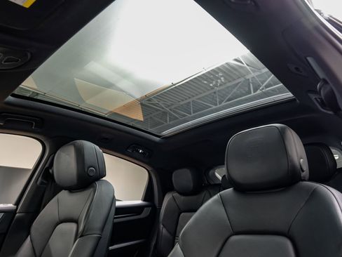 Used 2024 Porsche Cayenne Coupe AWD/4WD image 5