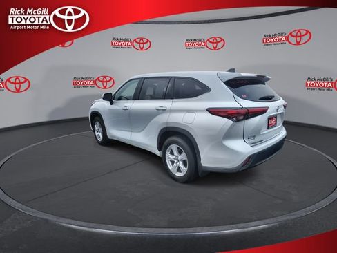 Used 2023 Toyota Highlander L FWD image 6