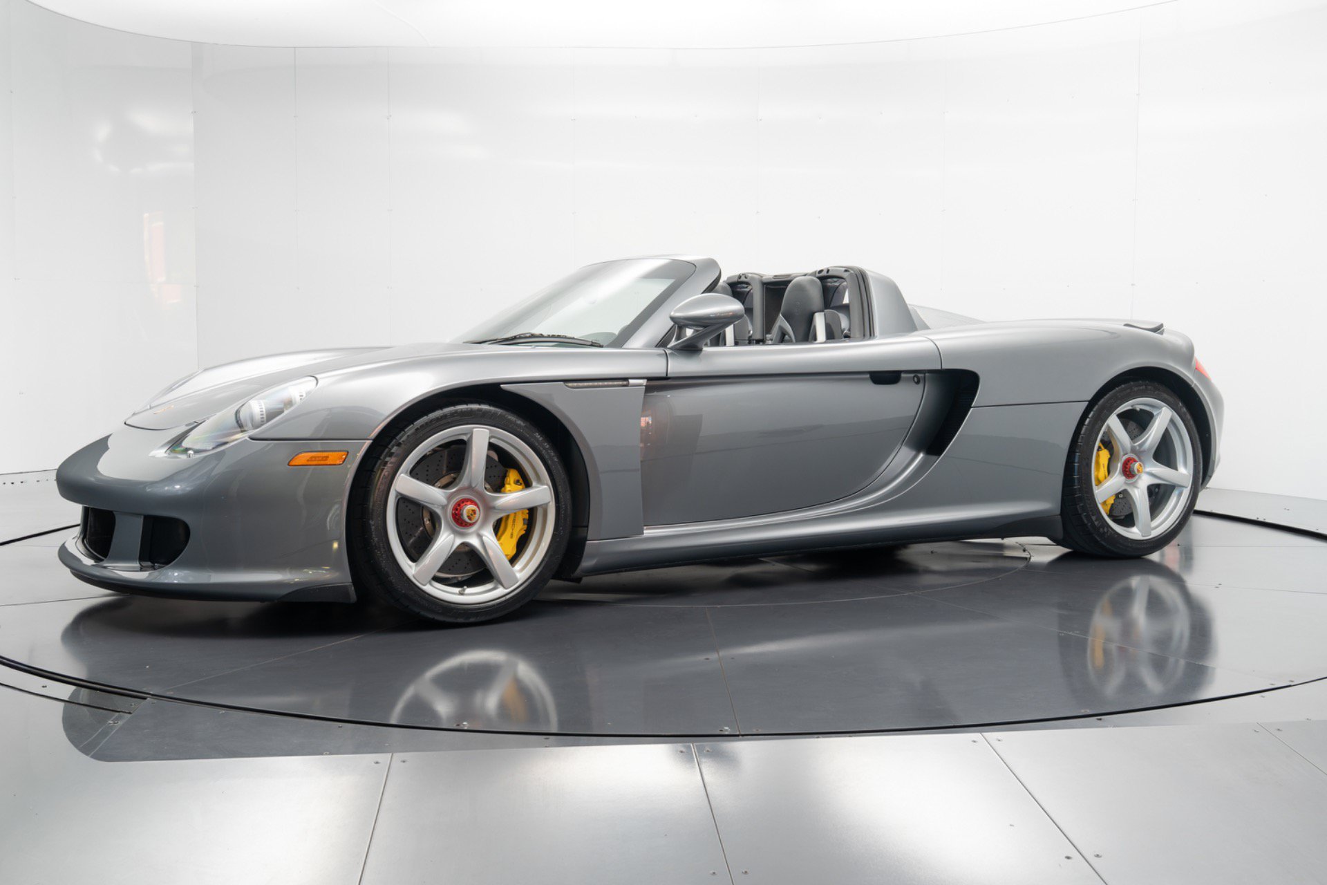 Used 2004 Porsche Carrera GT RWD image 9
