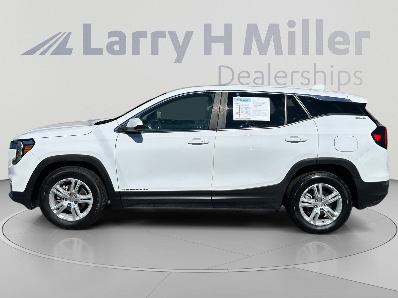 Used 2024 GMC Terrain SLE FWD image 3