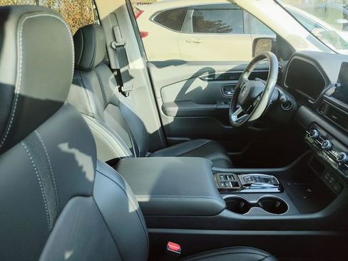 Certified 2023 Honda Pilot Touring image 4