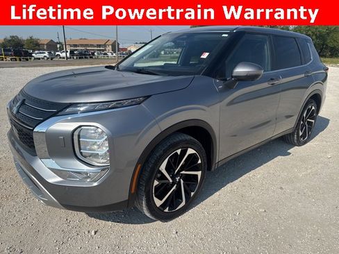 Used 2023 Mitsubishi Outlander SE image 1